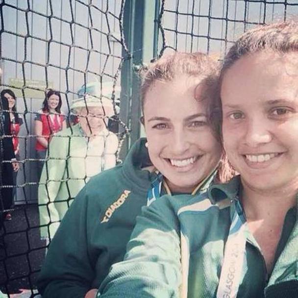 Selfie per l&#39;australiana Jayde Taylor e una sua compagna hockeista. Sullo sfondo a sorpresa spunta... la regina Elisabetta!